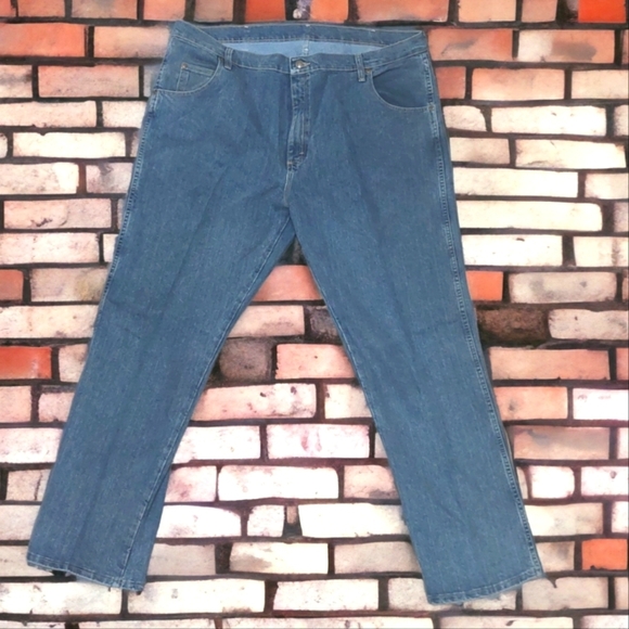Wrangler Rugged Wear Jeans Men Size 42x32 Light Wash Blue Denim Straight Leg - Picture 2 of 4